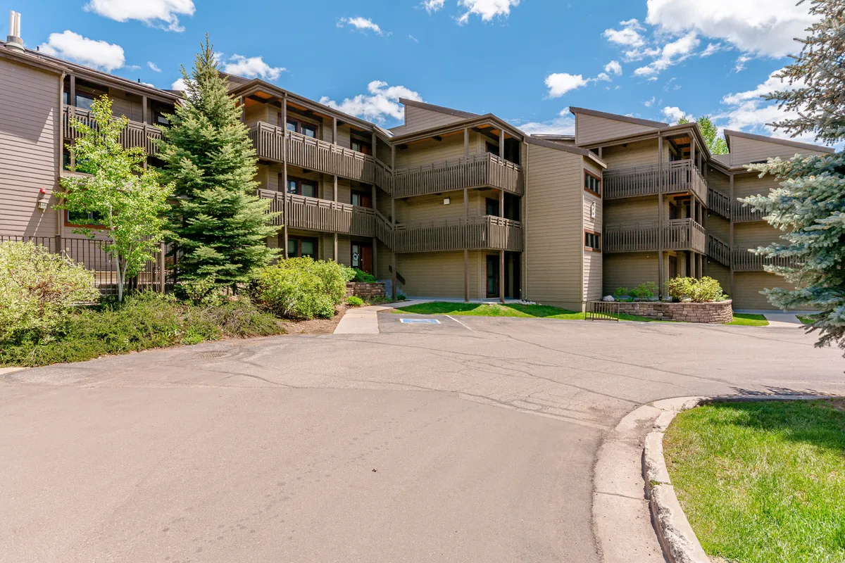 This image shows the exterior entrance pathway, attractive landscaping, and balconies. The inviting path leads to the main entry, setting the stage for guests’ arrival and hinting at the presence of amenities like private ski lockers near the entrance.